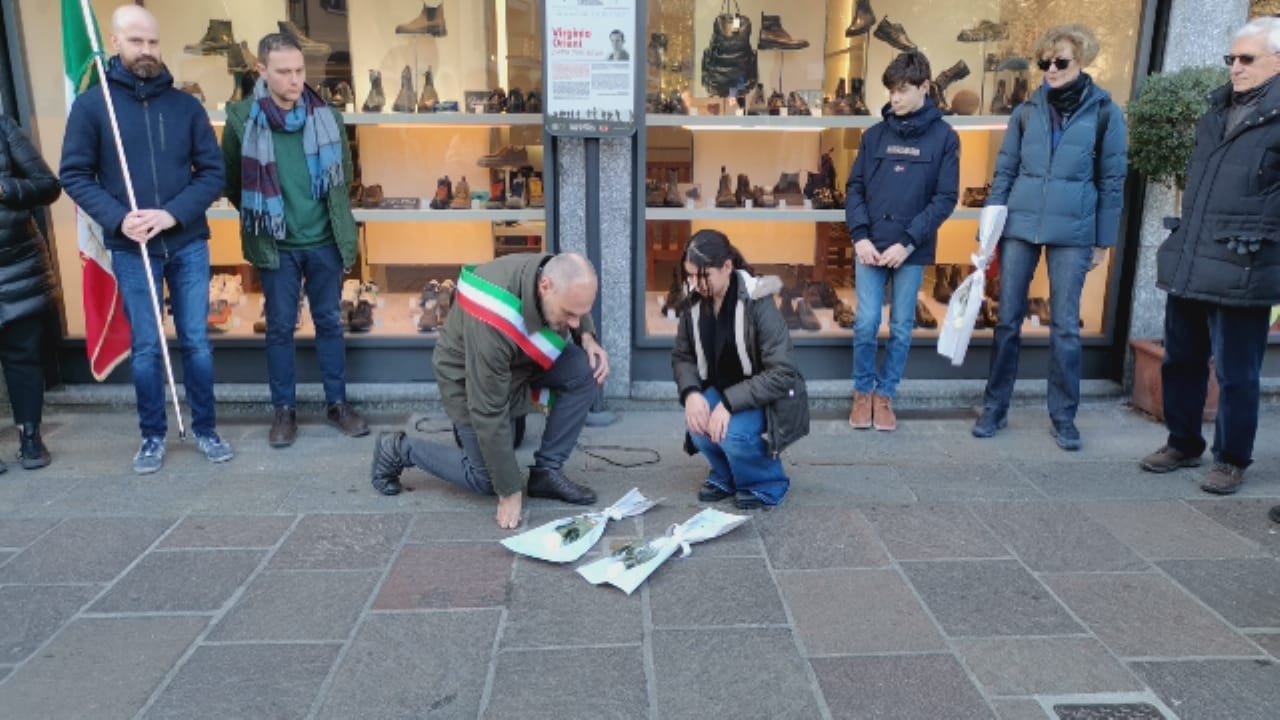 Giornata della memoria cernusco sul naviglio rose bianche sulle pietre d'inciampo