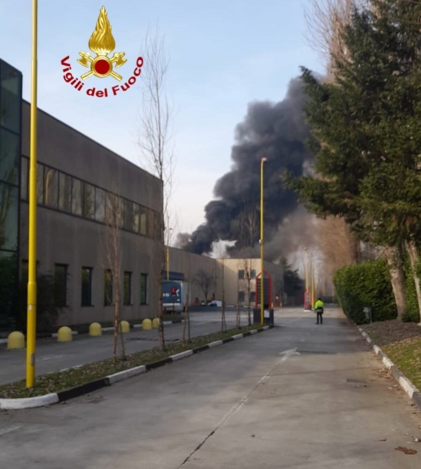 Incendio in un’azienda di Settala: Vigili del fuoco sul posto – VIDEO E FOTO
