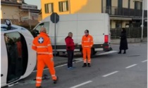Scontro tra furgoni a Truccazzano, veicolo ribaltato