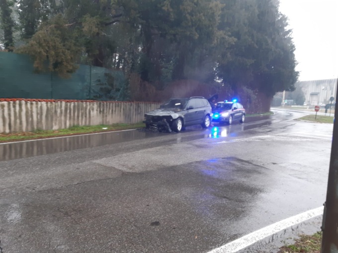Basiano, auto va a fuoco in via Cosmi
