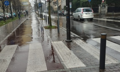 Ubriaco in auto colpisce un palo della ciclabile e se ne va: rintracciato dalla Polizia Locale