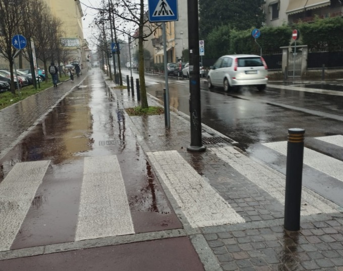 Ubriaco in auto colpisce un palo della ciclabile e se ne va: rintracciato dalla Polizia Locale