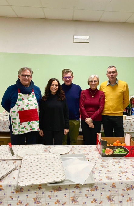 Cologno, al pranzo della solidarietà dell’Epifania sindaco e assessori hanno servito ai tavoli