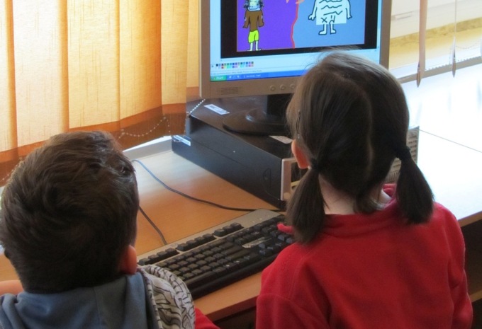 Scuola di Cologno Monzese senza Internet, docenti costretti a usare i giga dei loro cellulari