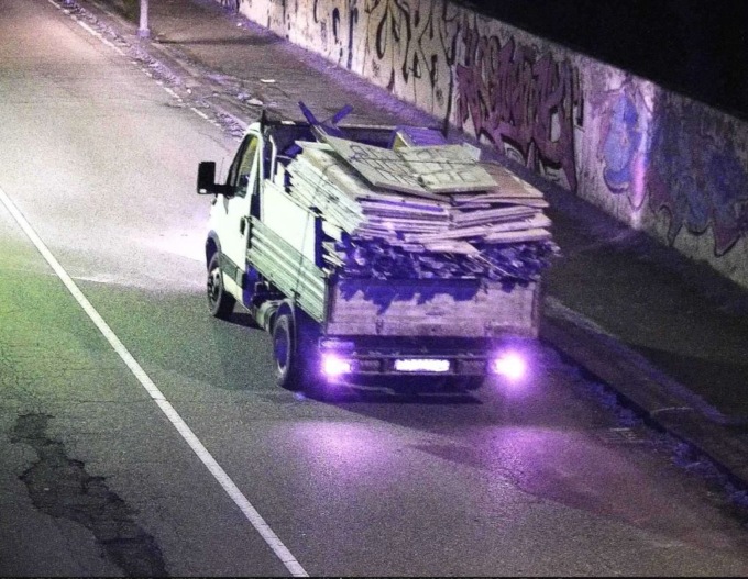 Maxi discarica di rifiuti, scaricatore ripreso dalle telecamere e beccato
