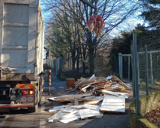 Maxi discarica abusiva a Brugherio, interviene camion con ragno meccanico