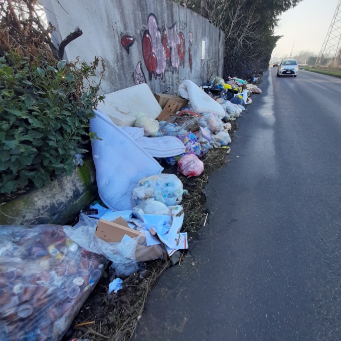 La strada trasformata in una gigante discarica a cielo aperto