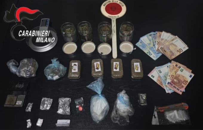 Casa trasformata in “mercatino della droga”, tra cocaina, hashish e marijuana