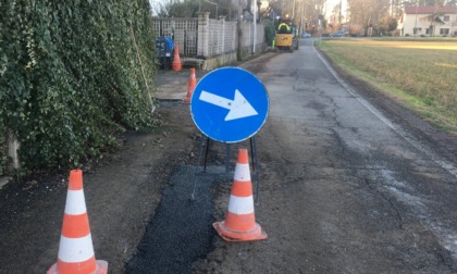 Residente si mette davanti alle ruspe e ferma un cantiere a Cernusco sul Naviglio