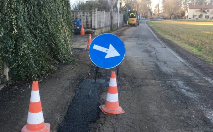 Residente si mette davanti alle ruspe e ferma un cantiere a Cernusco sul Naviglio