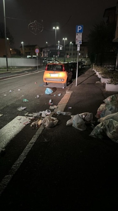 Vandali a Vimodrone spaccano i sacchi dei rifiuti e li gettano sulle auto in sosta