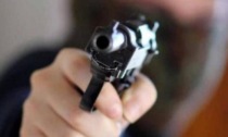 Spara tre colpi di pistola nel condominio, pregiudicato albanese arrestato con l'arma ancora "fumante"