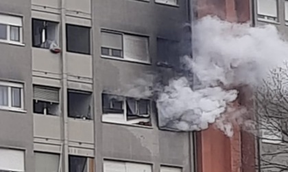 Vasto incendio in un palazzo di Cernusco sul Naviglio, mobilitazione dei soccorsi IL VIDEO