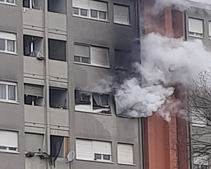 Vasto incendio in un palazzo di Cernusco sul Naviglio, mobilitazione dei soccorsi IL VIDEO