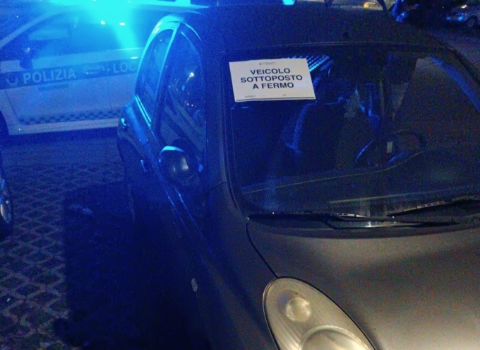 Guida con una patente falsa e provoca un incidente: denunciato