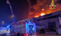 Maxi incendio in Brianza, distrutti cinque capannoni: alta colonna di fumo