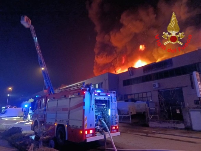 Maxi incendio in Brianza, distrutti cinque capannoni: alta colonna di fumo