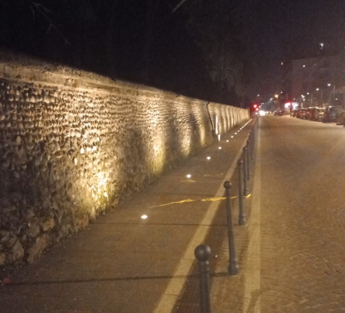 Ripristinati faretti e lanterne lungo le mura del Parco di Villa Fiorita a Brugherio