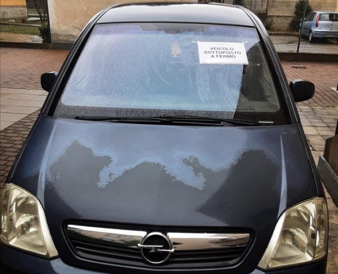 Al volante (senza patente) di una macchina che non poteva circolare