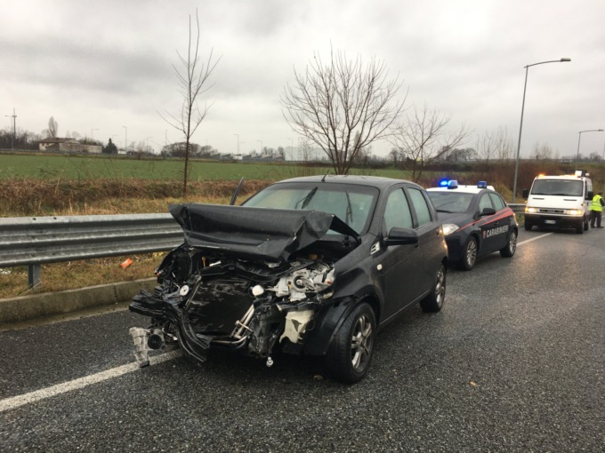 Schianto contro il guardrail, auto distrutta: ferito un 20enne