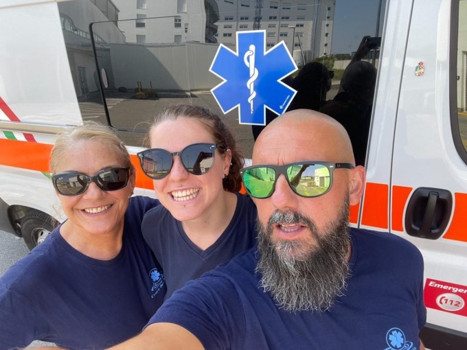 Il piccolo Jason aveva fretta di venire al mondo: è nato all’improvviso sull’ambulanza