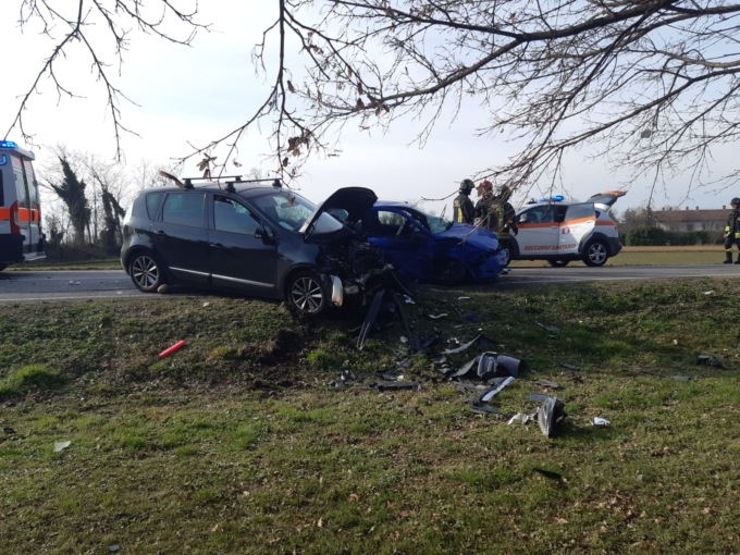 Frontale tra due auto a Masate, conducente incastrato nell’abitacolo