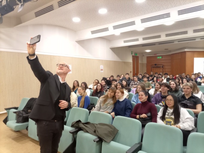 Violenza contro le donne, le app che mettono in pericolo i giovani