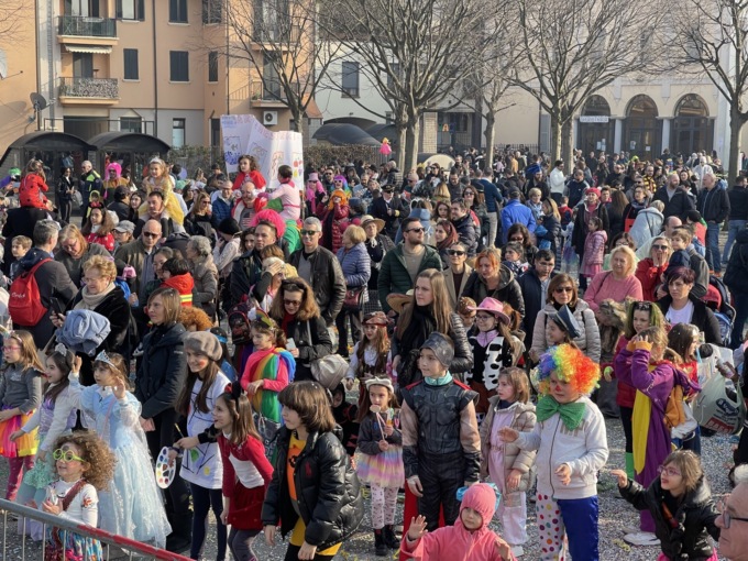 Carnevale a Cernusco, esplosione di colori e divertimento per le vie del paese