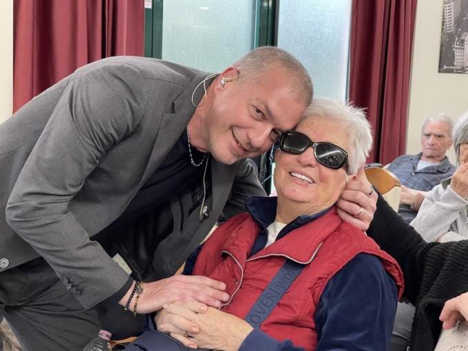 Riascolta il figlio cantare dopo 11 anni, sorpresa nella residenza anziani di Cassina de’ Pecchi