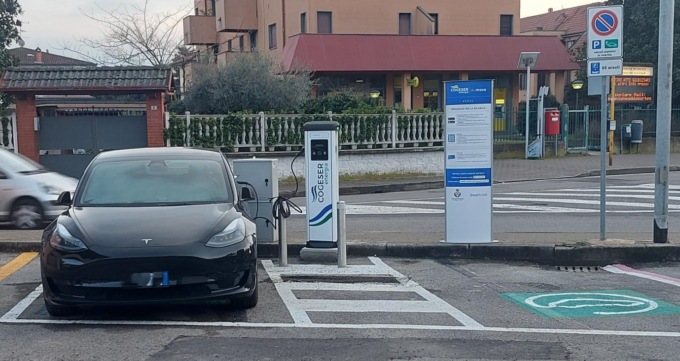 Cogeser taglia il nastro di altre due colonnine per la ricarica delle auto a Liscate e Masate