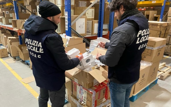 Era a Inzago il magazzino dei falsi Apple