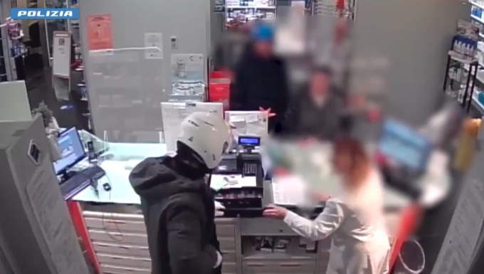Sesto San Giovanni, il video del rapinatore seriale delle farmacie: arrestato un 48enne