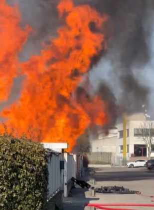 Maxi incendio a Cornate d’Adda, l’impressionante video dei bancali divorati dalle fiamme nella ditta