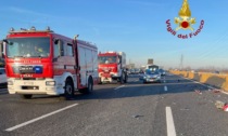 Tremendo schianto in A4, camion si ribalta in carreggiata: autostrada chiusa in direzione Milano