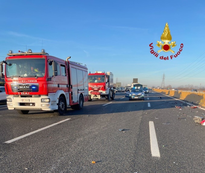 Tremendo schianto in A4, camion si ribalta in carreggiata: autostrada chiusa in direzione Milano