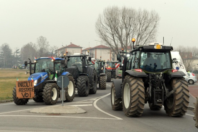 Protesta trattori, video e foto della sfilata da Melegnano a Linate: gli agricoltori non si fermano