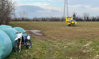 Incidente a Gorgonzola, cade dalla moto da cross: ferito un 49enne