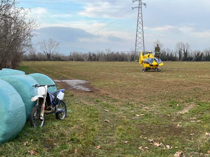 Incidente a Gorgonzola, cade dalla moto da cross: ferito un 49enne