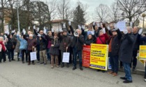 Guanti bianchi e raccolta firme a Gorgonzola per protestare contro la carenza dei medici di famiglia