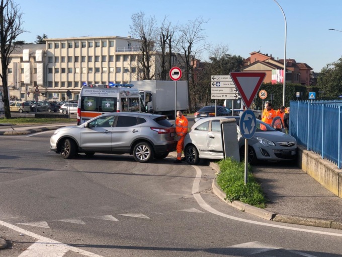 Scontro alla “solita” rotondina a Cassina de’ Pecchi