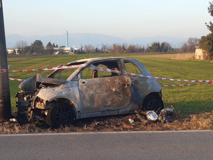 Vaprio, va a sbattere contro un palo dell’illuminazione e l’auto (elettrica) prende fuoco