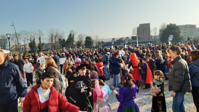 Carnevale sul sagrato della chiesa di Seggiano: a Pioltello maschere, musica e un pianoforte gigante