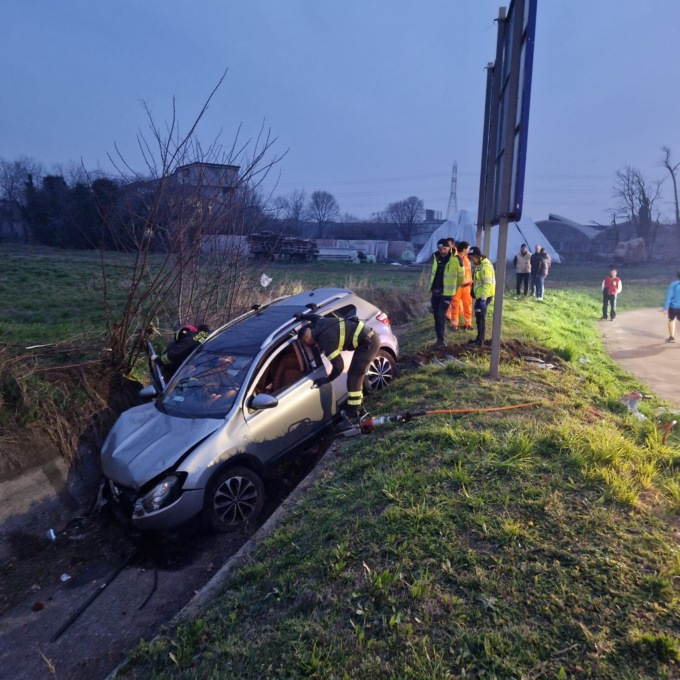 Auto sbanda e vola fuori strada e finisce nel fossato a Brugherio