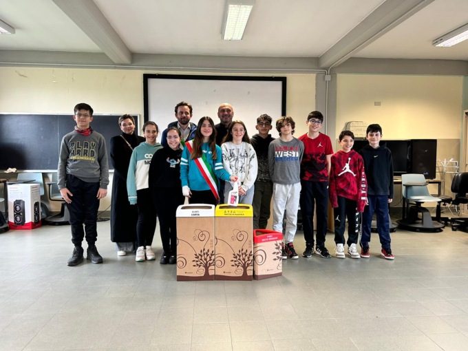 Raccolta differenziata, Cem e Comune distribuiscono i nuovi contenitori nelle scuole