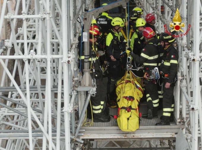 Duomo di Milano, c’è un ferito da recuperare tra le guglie ma è un’esercitazione: video e foto spettacolari