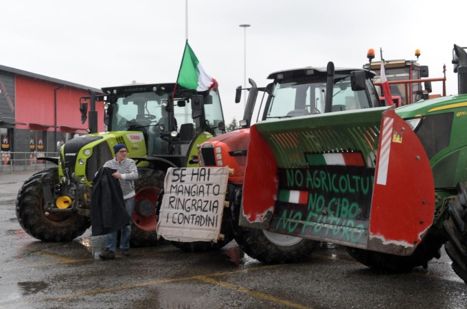 Protesta dei trattori, video e foto del presidio all’Idroscalo: “Pronti a marciare di nuovo su Milano”