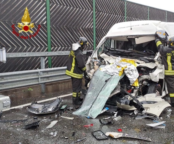 Tremendo schianto tra due Tir in autostrada: camionista 47enne incastrato tra le lamiere