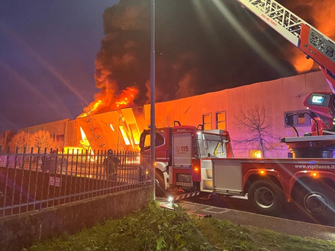 Incendio a Truccazzano, le indicazioni di Arpa: “Tenere chiuse le finestre e non consumare verdura dell’orto”