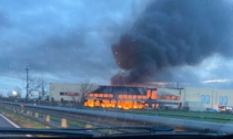 Incendio di Truccazzano: ancora fiamme dopo la notte di lavoro dei Vigili del Fuoco