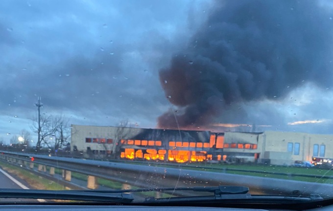 Incendio di Truccazzano: ancora fiamme dopo la notte di lavoro dei Vigili del Fuoco